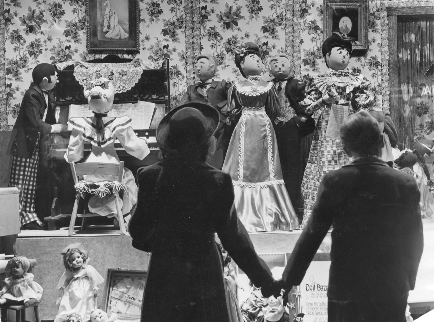 Couple takes in Famous-Barr Christmas windows in 1939